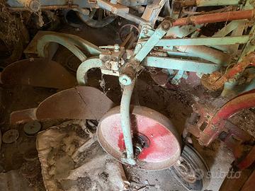 Aratro fuori solco per cingolo