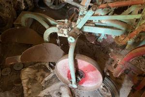 Aratro fuori solco per cingolo