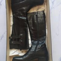 Stivali da donna con tacco basso