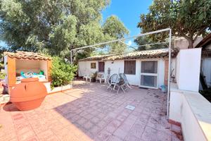 Arenella | Villino munito di garage e piscina