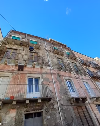 Ampio appartamento cinque vani Centro Storico