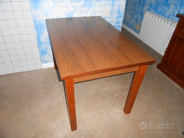Tavoli in legno con ripiano laminato