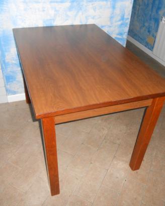 Tavoli in legno con ripiano laminato
