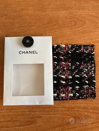 bottone originale Chanel con campione in tessuto