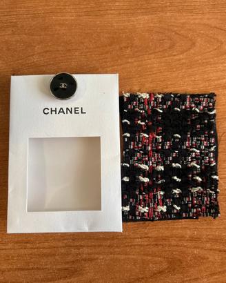 bottone originale Chanel con campione in tessuto