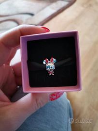 Charm Pandora Disney Minnie con abito e fiocco