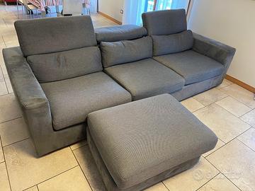 Divano con poggiapiedi