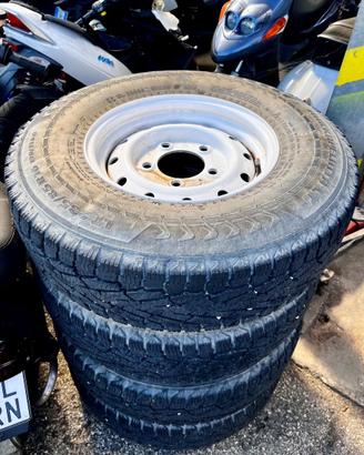 Land Rover Defender 4 cerchi Wolf con pneumatici