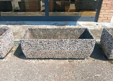 Fioriera rettangolare in cemento e ghiaia lavata
