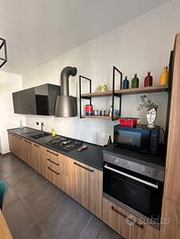 Cucina completa in legno e inox