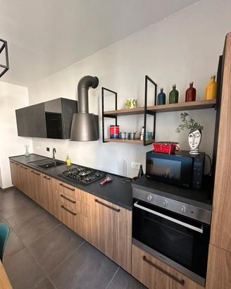 Cucina completa in legno e inox