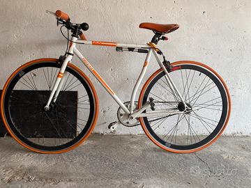 bici da corsa bianca e arancione