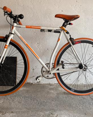 bici da corsa bianca e arancione
