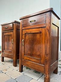 Coppia di comodini d’epoca in legno massello