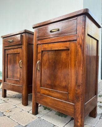 Coppia di comodini d’epoca in legno massello