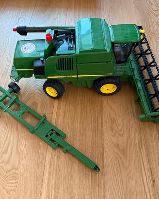 John Deere Mietitrebbia T670i, Bruder