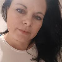 Commessa e scafalista al centro commerciale