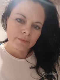 Commessa e scafalista al centro commerciale