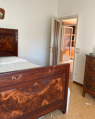 Camera da letto vintage di legno