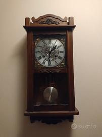 orologio in legno con pendolo