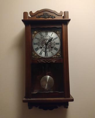 orologio in legno con pendolo