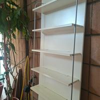 scaffale verticale con ripiani in legno