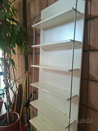 scaffale verticale con ripiani in legno