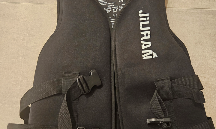 Giubbetto salvagente e muta vela