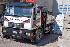 camion 2 assi con gru