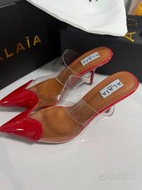 Sandali Alaïa con tacco alto e cuore rosso