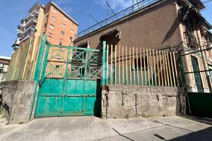 2 LOCALI A NAPOLI