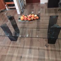 Tavolo di design in marmo e cristallo