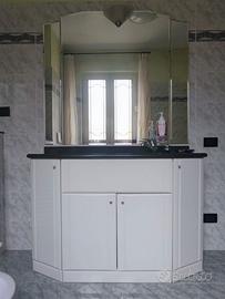 Mobile bianco del bagno in marmo con specchio