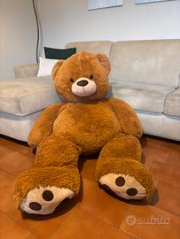 Orsacchiotto di peluche gigante.