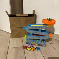Gioco in legno garage con macchinine