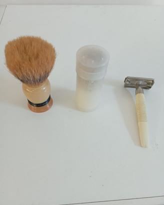 Rasoio a mano + 2 pennelli
