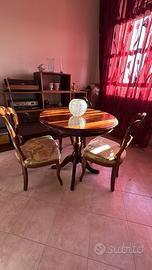 Tavolo e sedie stili classici