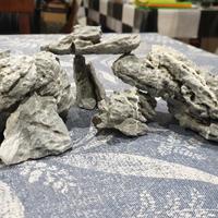 composizione di rocce per acquario