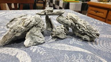 composizione di rocce per acquario
