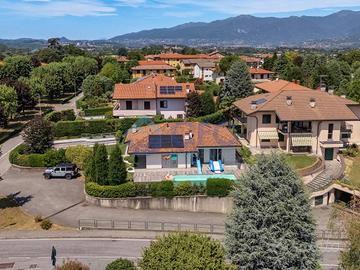 Villa di 242 m² con più di 5 locali e box auto dop