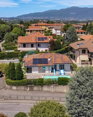 Villa di 242 m² con più di 5 locali e box auto dop