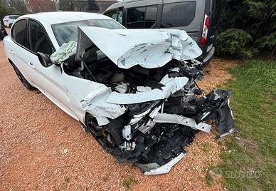 Alfa Romeo Giulia Veloce 210 cv diesel INCIDENTATA