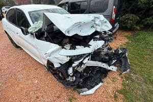 Alfa Romeo Giulia Veloce 210 cv diesel INCIDENTATA