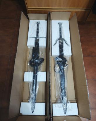 Coppia di spade The Witcher, in acciaio con fodero