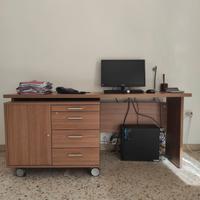 scrivania con cassettiera