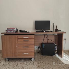 scrivania con cassettiera