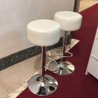 2 sgabelli bianchi di pelle