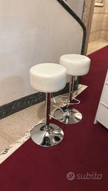 2 sgabelli bianchi di pelle