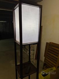 Lampada da terra con ripiani