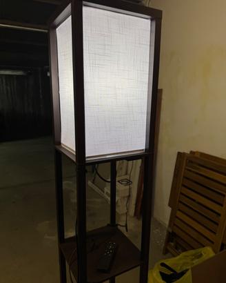 Lampada da terra con ripiani
